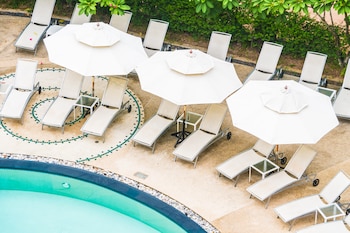 Hamacas en la piscina de un hotel (Freepik)