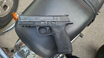 Los disparos dañaron el sedán y rompieron los vidrios del lado de la conductora, aunque la mujer no fue alcanzada por las balas.