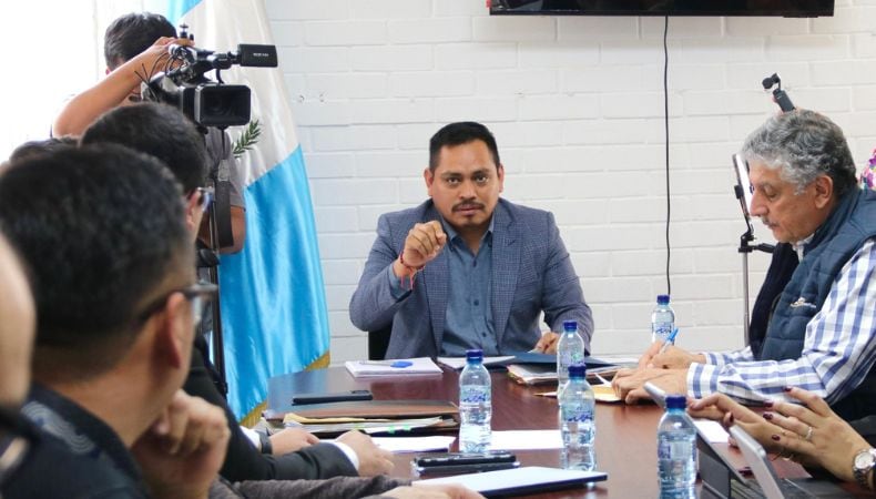 El diputado José Chic denunció ante el Ministerio Público a la fiscal general María Consuelo Porras por presunta implicación en adopciones ilegales en el Hogar Elisa Martínez. (Cortesía: Organismo Legislativo)