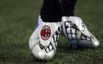 Imagen de archivo de los zapatos de fútbol de David Beckham en el AC Milan durante un partido por la Serie A contra la Fiorentina en el estadio San Siro en Milán, Italia. 17 de enero, 2009. REUTERS/Stefano Rellandini/Archivo