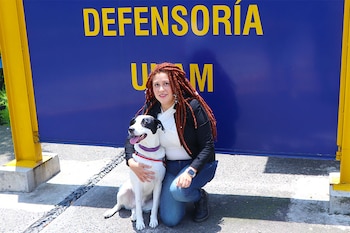 “A veces es difícil explicar cómo te sientes, pero ella lo entiende sin palabras”. Foto: Defensoría de los Derechos Universitarios, Igualdad y Atención de la Violencia de Género.