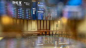 El Ibex 35 sube un 0,4% en la media sesión y enfila los 20.200 puntos, con el crudo en menos de 90 dólares