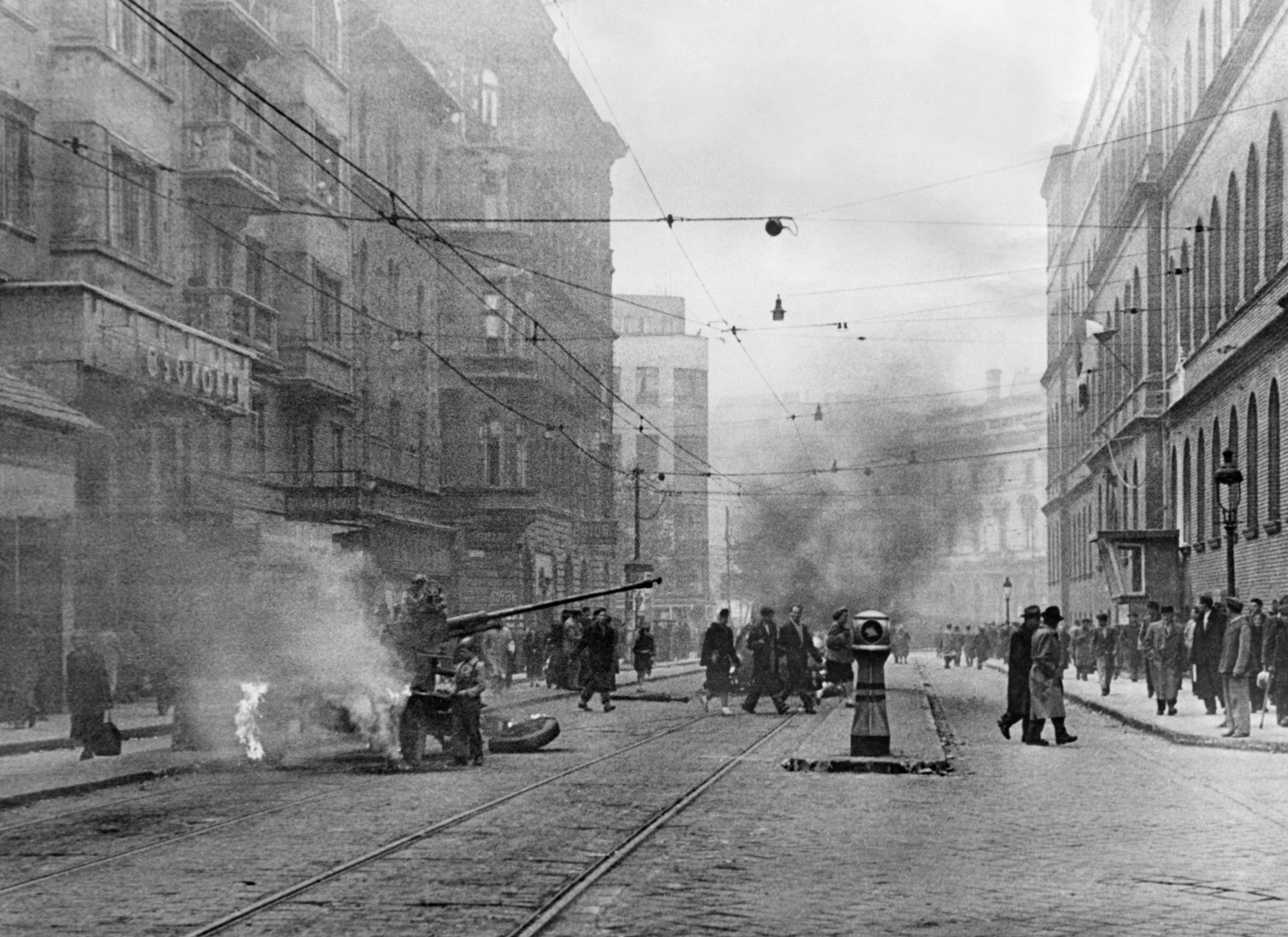 Un carro de combate soviético arde en una calle incendiado por insurgentes hungaros, durante las protestas de 1956 en Budapest, contra el dominio comunista de la Unión Soviética en Hungría. EFE