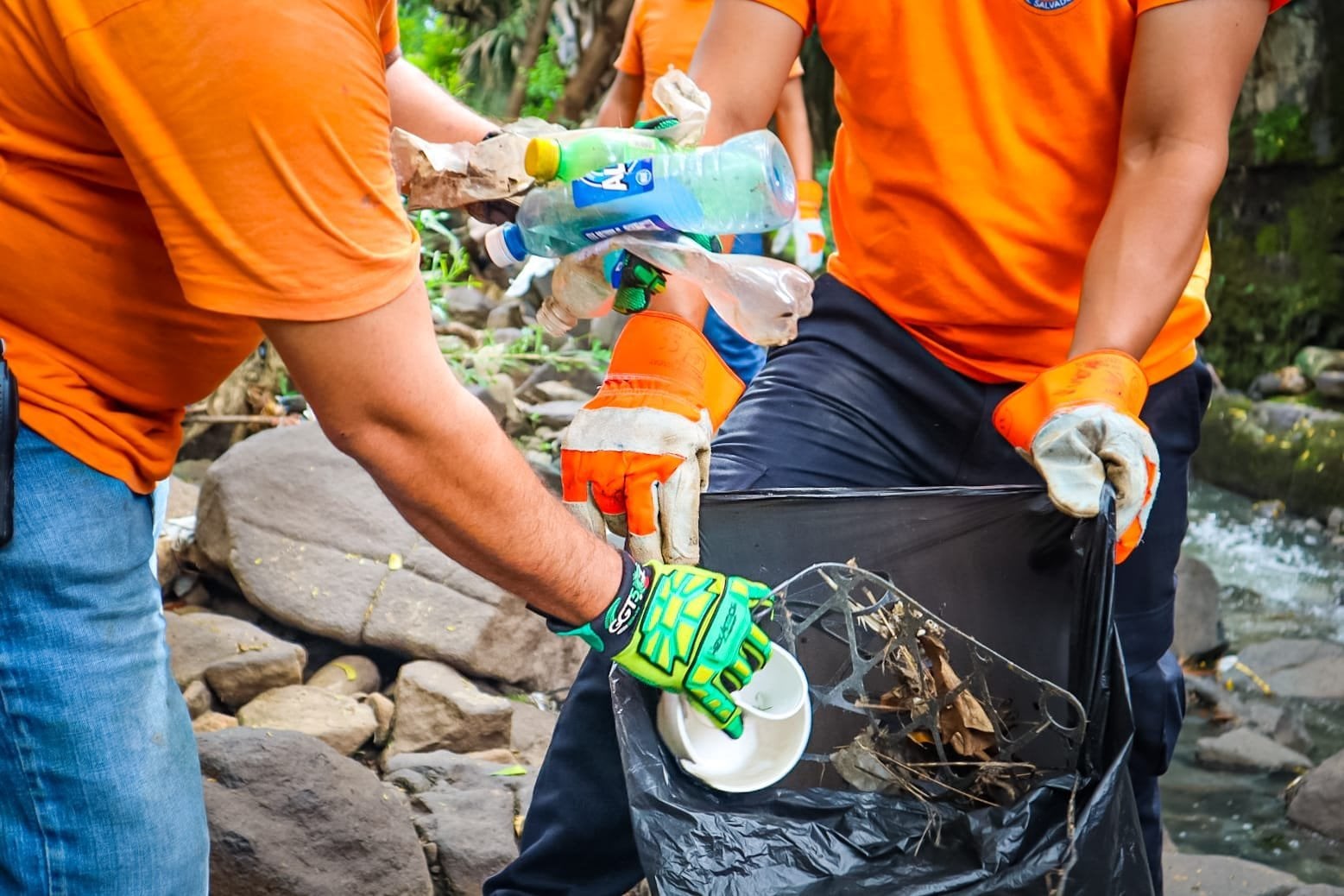 La acumulación de basura en cauces y alcantarillas representa el factor principal de las inundaciones urbanas en la capital. / (Protección Civil de El Salvador)
