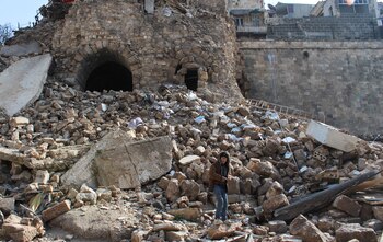 Un niño sobre los escombros