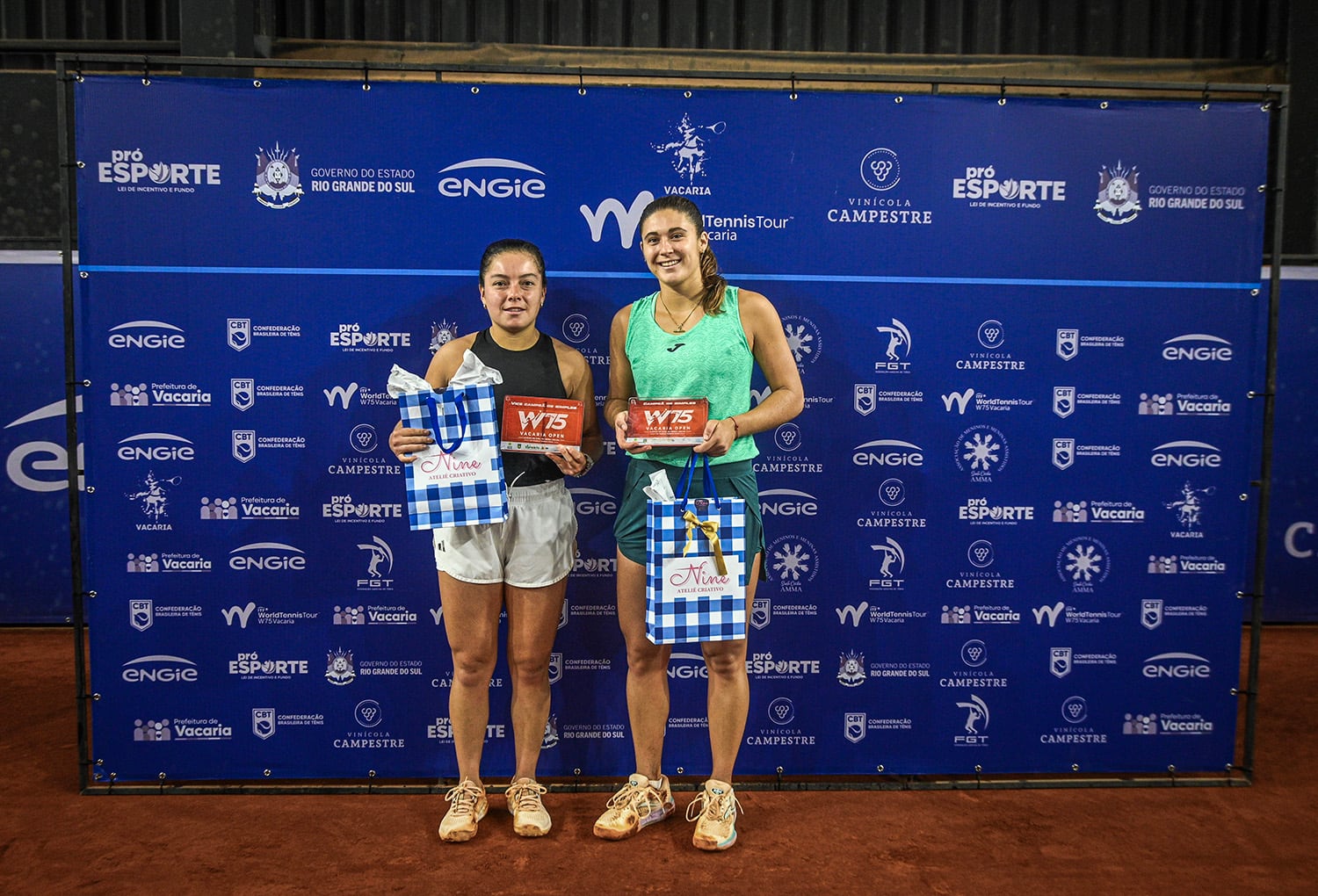 Julia Riera junto a Lucciana Pérez Alarcón durante la entrega de premios (Crédito: Felipe Vargas / Prensa Vacaria Open)