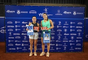 Julia Riera junto a Lucciana Pérez Alarcón durante la entrega de premios (Crédito: Felipe Vargas / Prensa Vacaria Open)