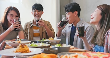 Un grupo de amigos comiendo