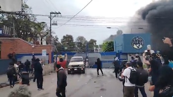 Guatemala: Irrumpen Universidad de San Carlos derribando el portón con un vehículo en medio de tensión y enfrentamientos