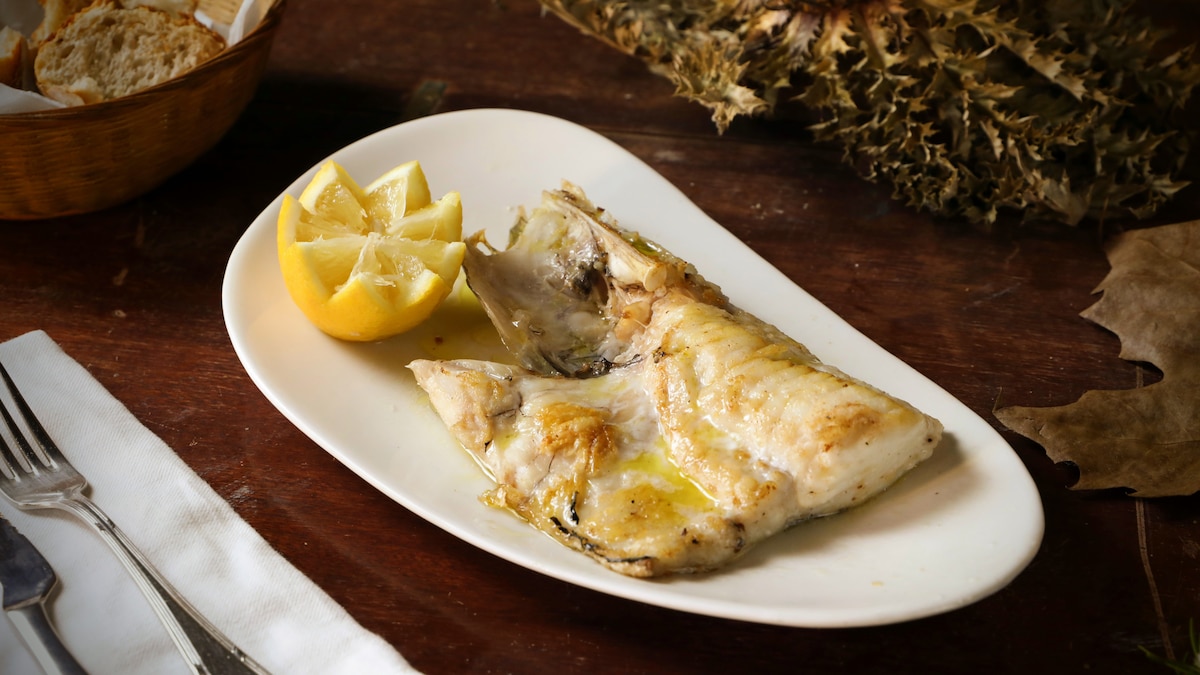 Lubina a la bilbaína, una receta saludable y muy fácil para disfrutar como nunca de este pescado blanco