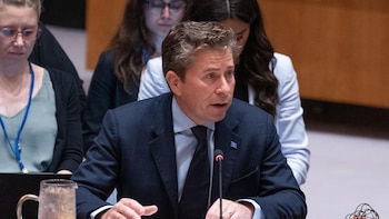 El jefe humanitario de la ONU pide desde Venezuela un "compromiso sostenido" ante el doble terremoto