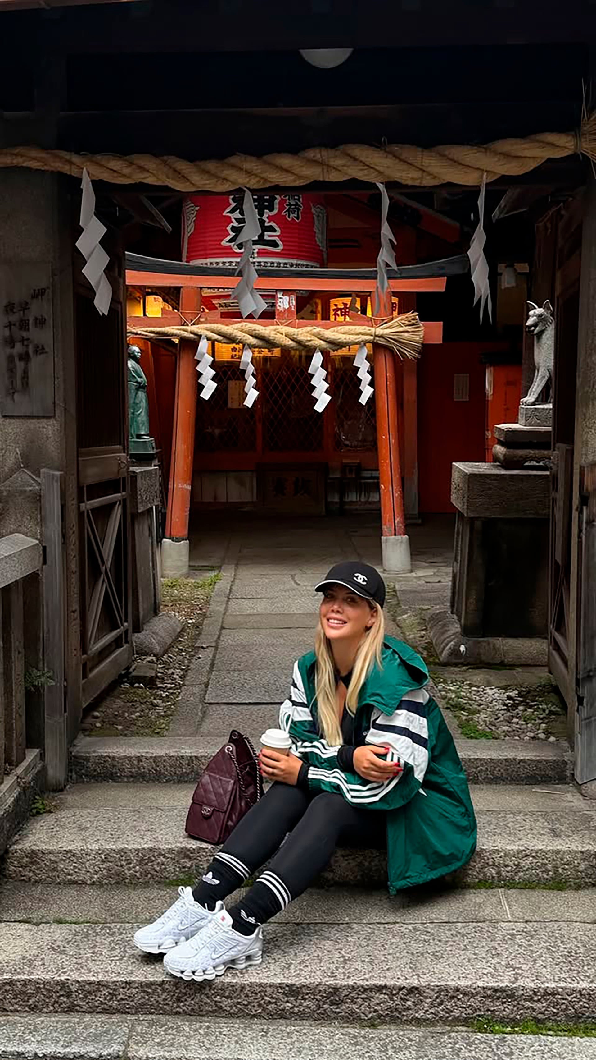 Nara disfrutó de la calma de Kyoto en un santuario sintoísta, con un look sporty-chic y sonrisa relajada