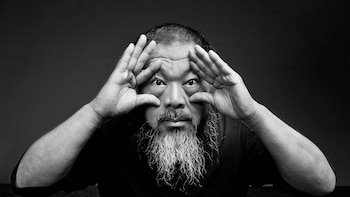 Ai Weiwei instala 500 cascos de guerra en el puerto de Sidney y llama "basura" al 90% del arte contemporáneo