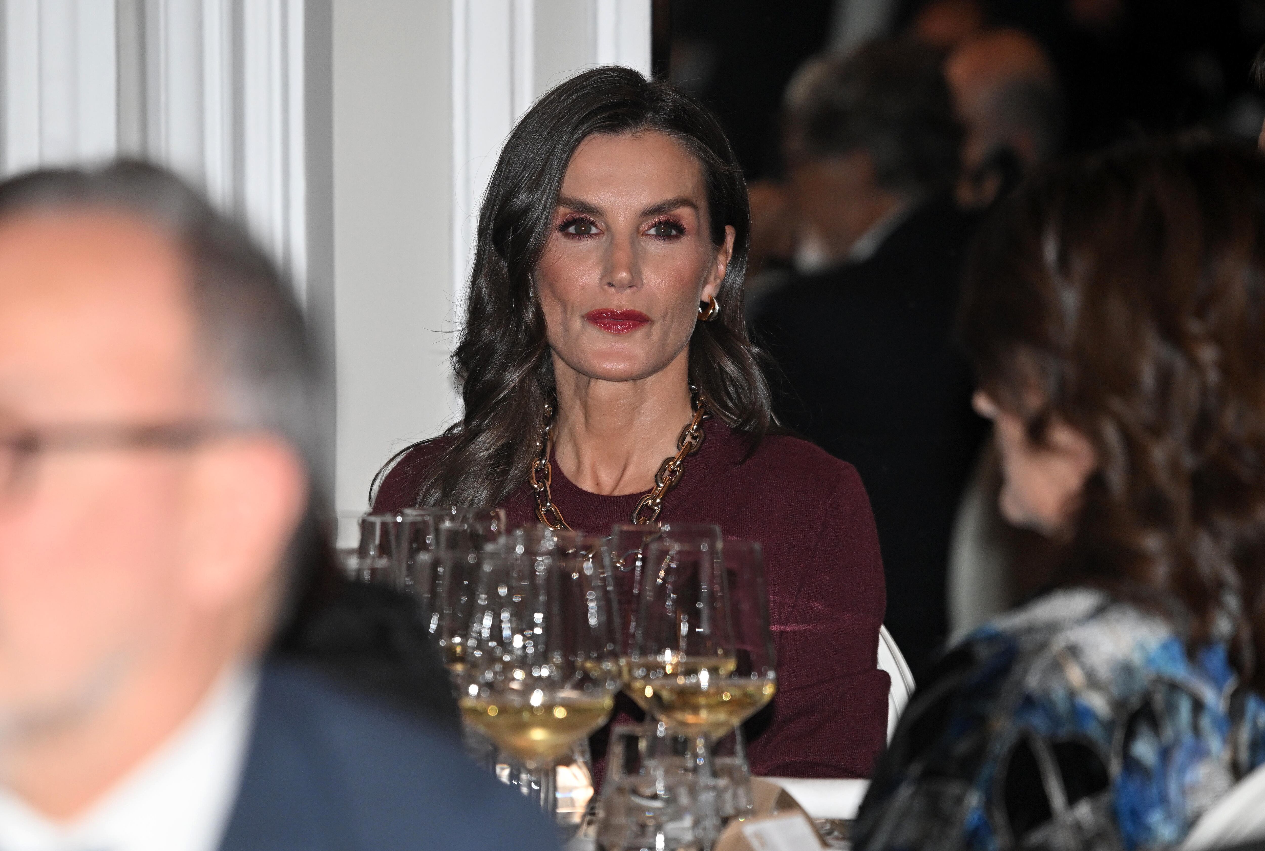 La reina Letizia apuesta todo al rojo: sorprende con un look con tintes  navideños en la entrega del Premio Cerecedo - Infobae