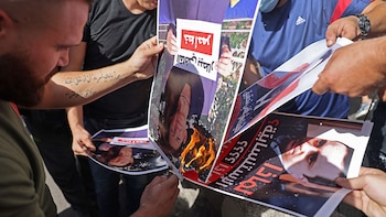 Militantes de Hezbollah queman fotografías