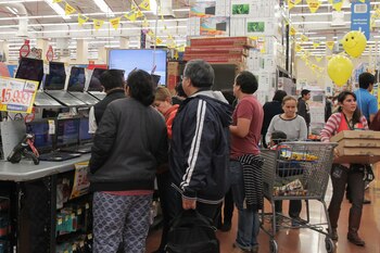 Varias personas realizan compras en