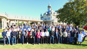 El gobernador Axel Kicillof, junto
