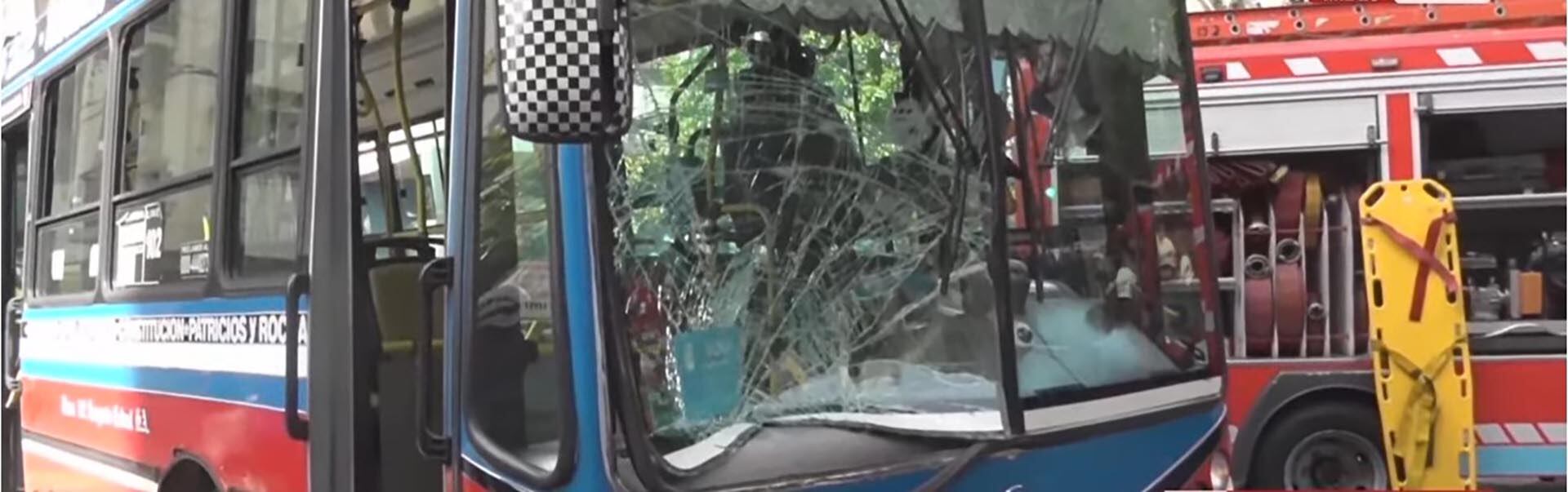 La parte derecha del vidrio delantero del colectivo quedó completamente destrozado.