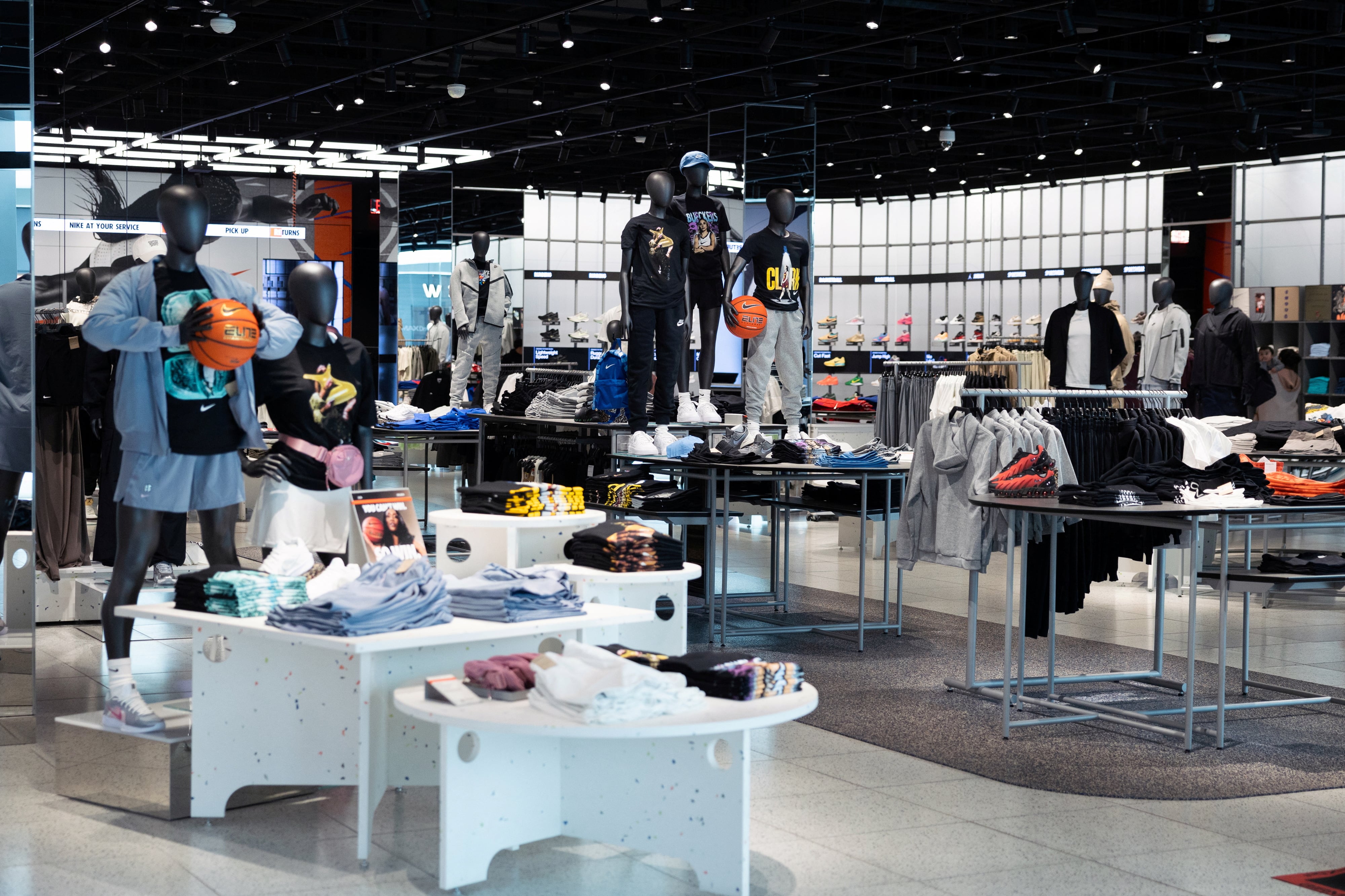 El cierre de la tienda Nike de Santana Row en San José formó parte de un cambio más amplio de la empresa, según Federal Realty (REUTERS/Rachel Wisniewski)