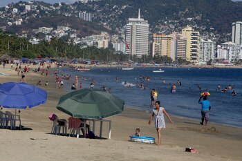 ACAPULCO, GUERRERO, 30DICIEMBRE2020.- Previo a la celebración del año nuevo la ocupación hotelera en Acapulco se mantiene en un 36.1 %, en las playas del puerto se continúa observando que turistas siguen sin respetar las medidas de seguridad sanitaria.
FOTO: CARLOS ALBERTO CARBAJAL/CUARTOSCURO.COM