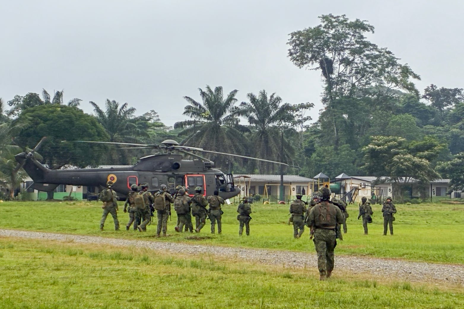 Integrantes de las Fuerzas Armadas de Ecuador durante un operativo en la provincia ecuatoriana de Sucumbíos, fronteriza con Colombia (EFE/ Ministerio de Defensa de Ecuador/Archivo)