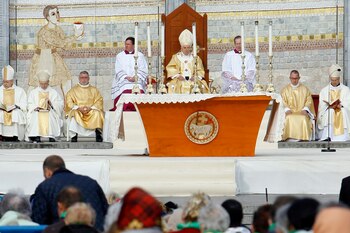 El papa Benedicto XVI, centro,