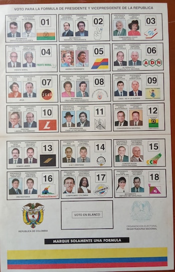 La jornada del 31 de mayo de 1998 reunió a dieciocho fórmulas presidenciales y a la opción de voto en blanco, permitiendo la integración de independientes y minoritarios en un proceso inédito para la democracia colombiana - crédito Biblioteca Luis Carlos Galán.