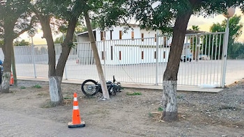 La motocicleta yace sobre un