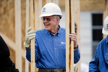 El expresidente estadounidense Jimmy Carter ayuda en un sitio de construcción de la organización Hábitat para la Humanidad el 2 de noviembre de 2015, en Memphis, Tennessee. (AP Foto/Mark Humphrey, archivo)