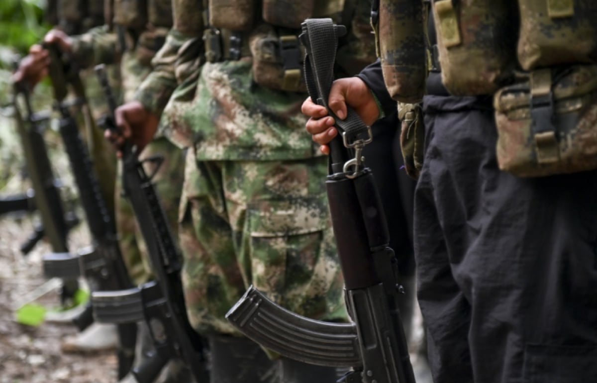 Cuatro presuntos hombres del Clan del Golfo se entregan al Ejército con arsenal en Briceño