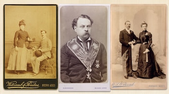 Tres retratos antiguos en tono sepia de dos parejas y un hombre con insignias masónicas, montados sobre cartulina de estudios fotográficos.