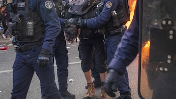 Le Pen acusa a Macron de despreciar a la Policía durante las manifestaciones de estudiantes