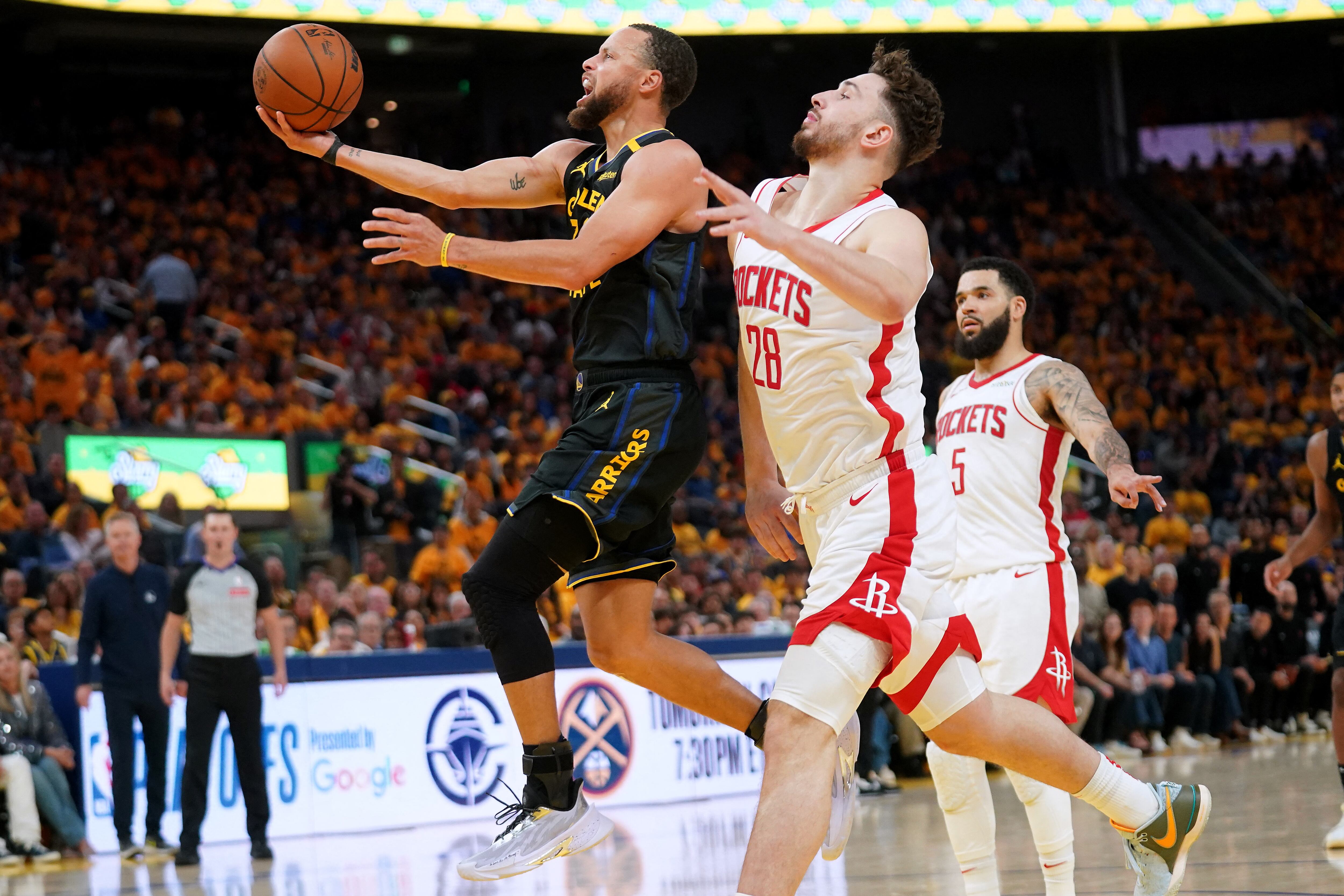 Stephen Curry y Alperen Sengun en el último partido entre los Warriors y Rockets en el Chase Center de San Francisco-crédito Cary Edmondson/Imagn Images