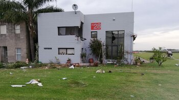 La avioneta impacto también contra