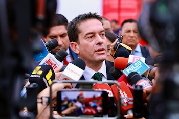 Miguel Torres habla frente a varios micrófonos y teléfonos grabadores sostenidos por periodistas