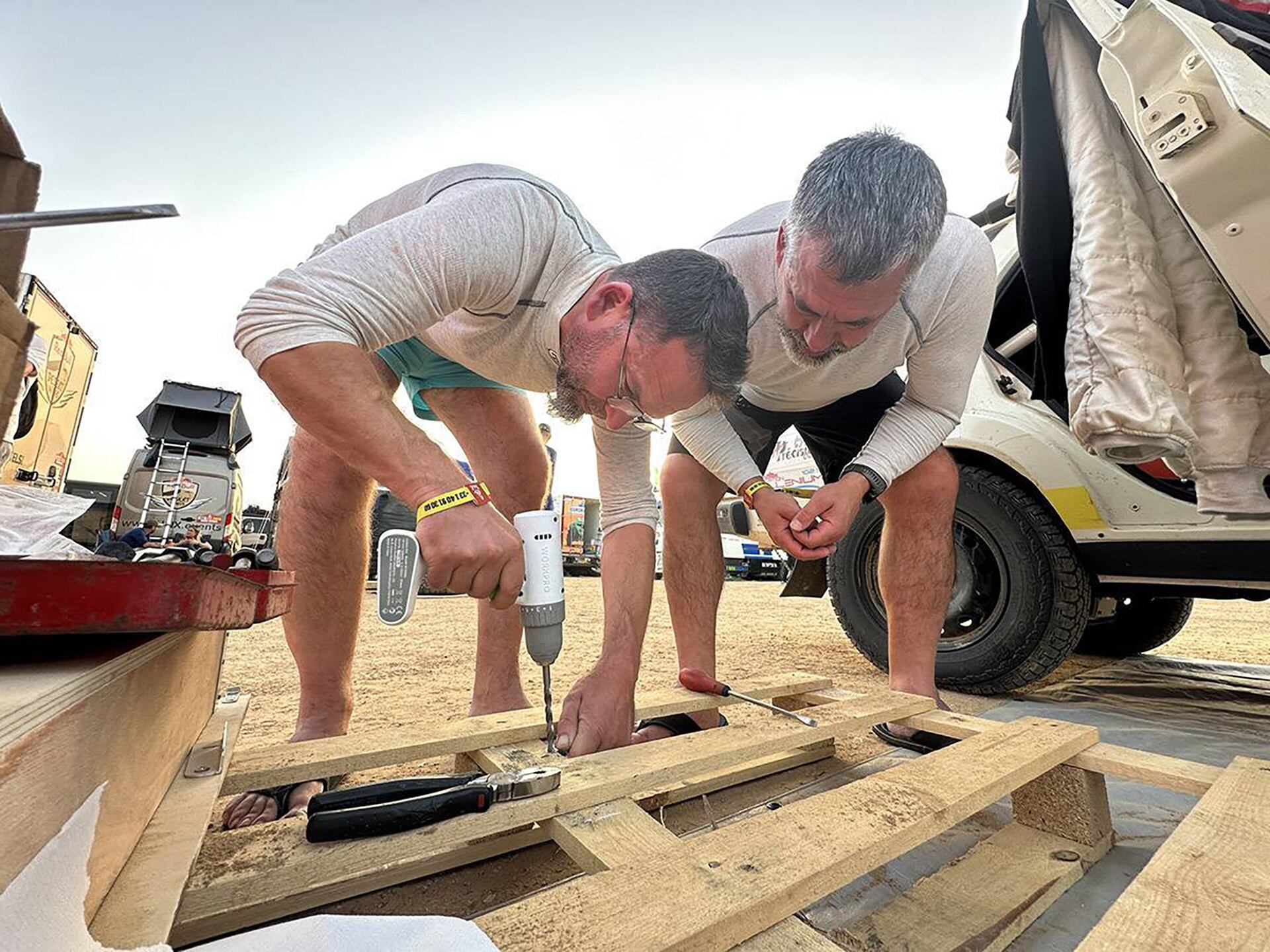 Ellos reparan y mantienen su vehículo. En ocasiones, suelen improvisar para poder trabajar como esta base de madera (Prensa ASO - Rally Dakar)