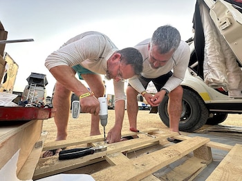 Ellos reparan y mantienen su