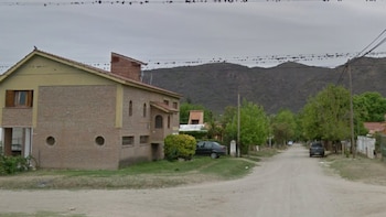 Hallaron muerto a un expolicía de 74 años en su casa de Córdoba tras los festejos de Belgrano y apuntan a un crimen