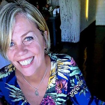 Gabriela tiene 54 años, una