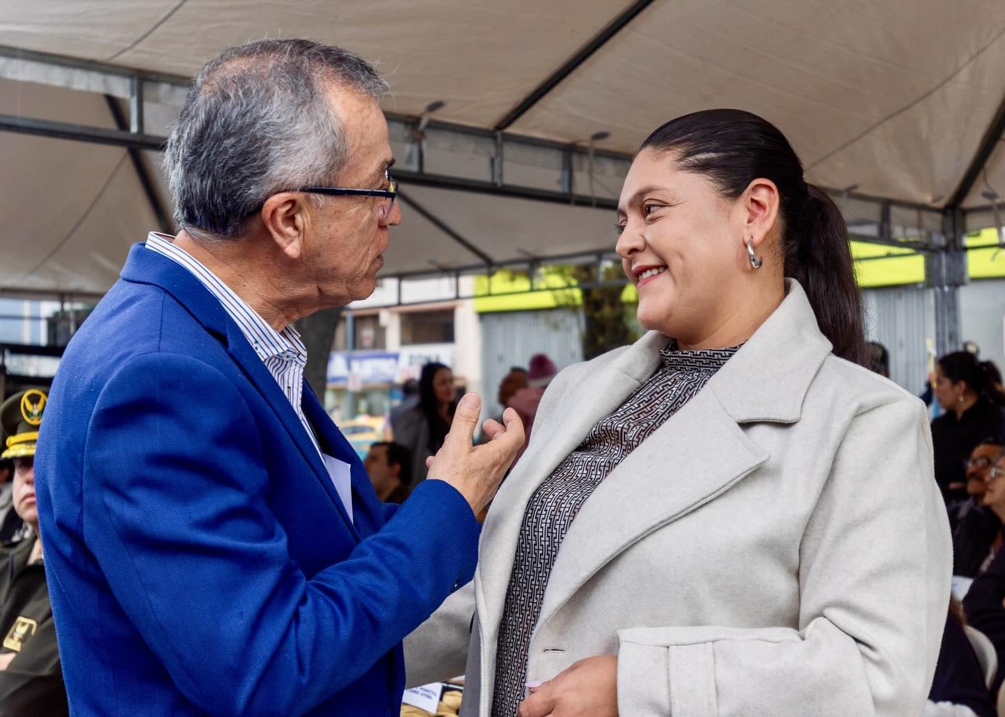 Jorge Hidalgo Torres, ex estudiante del colegio Bernardo Valdivieso, Junto a Diana Guayanay, alcaldesa de Loja durante el acto de inauguración del mural en honor a la Posta de la Lojanidad. (Municipio de Loja)