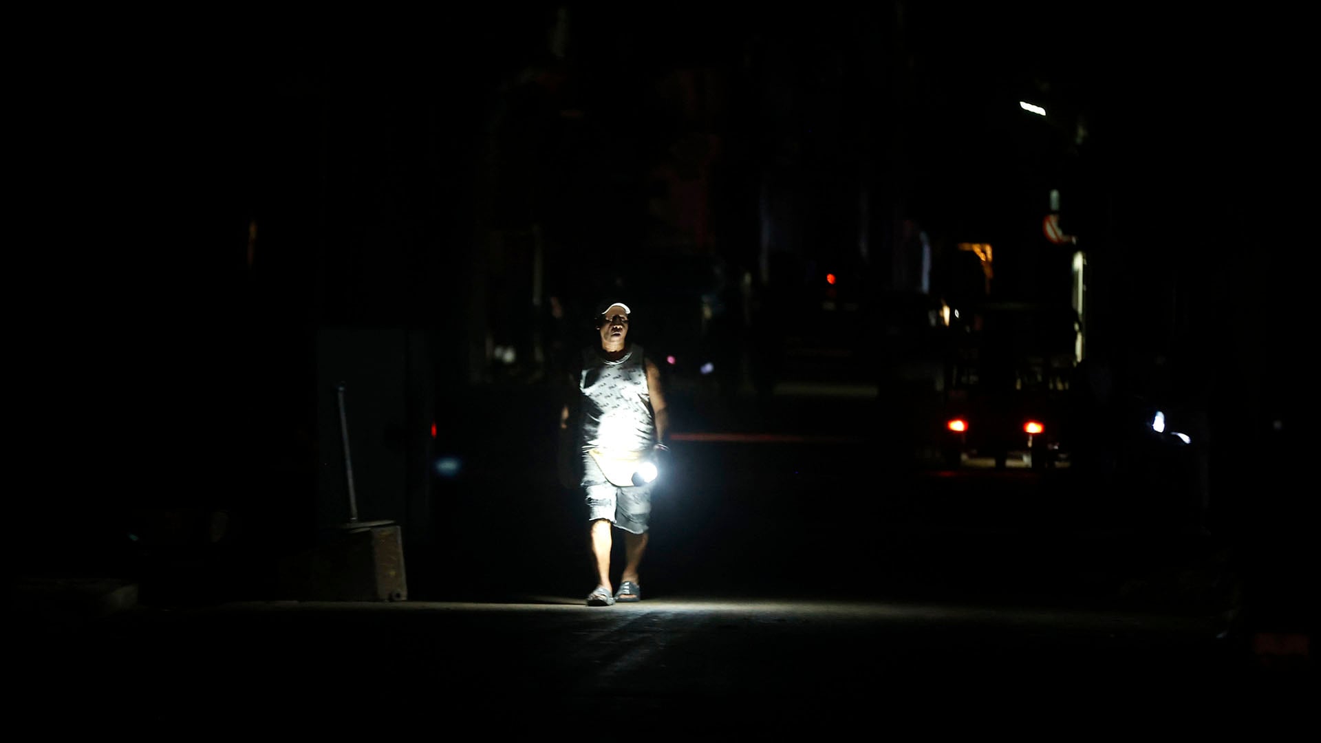 Una persona caminando por una calle sin electricidad en La Habana (EFE/Ernesto Mastrascusa)