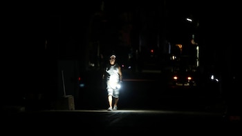 Una persona caminando por una