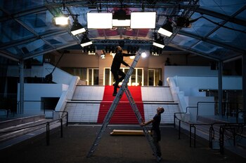 Trabajadores preparan la iluminación en