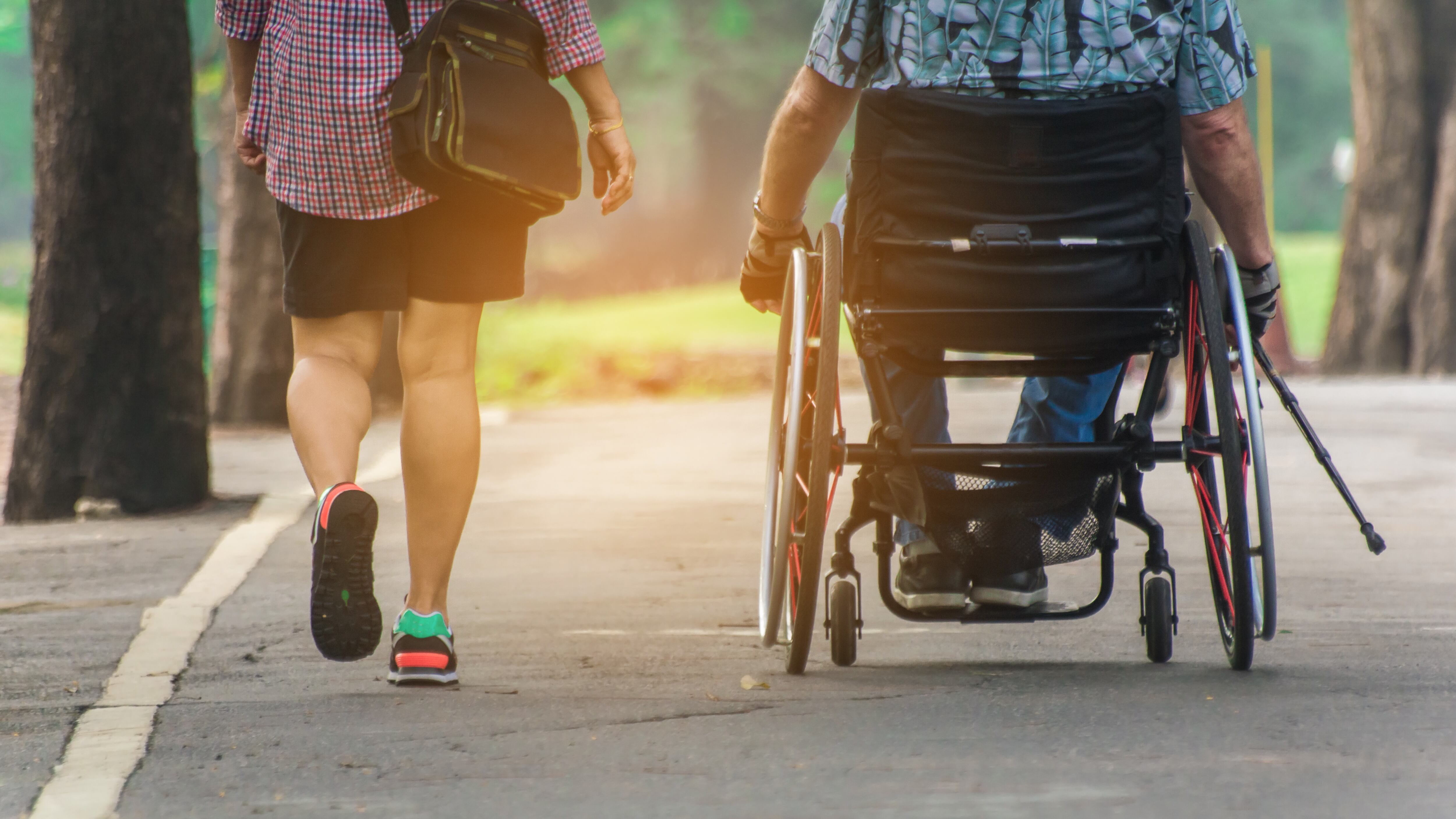 Una persona con esclerosis múltiple en silla de ruedas (Shutterstock)