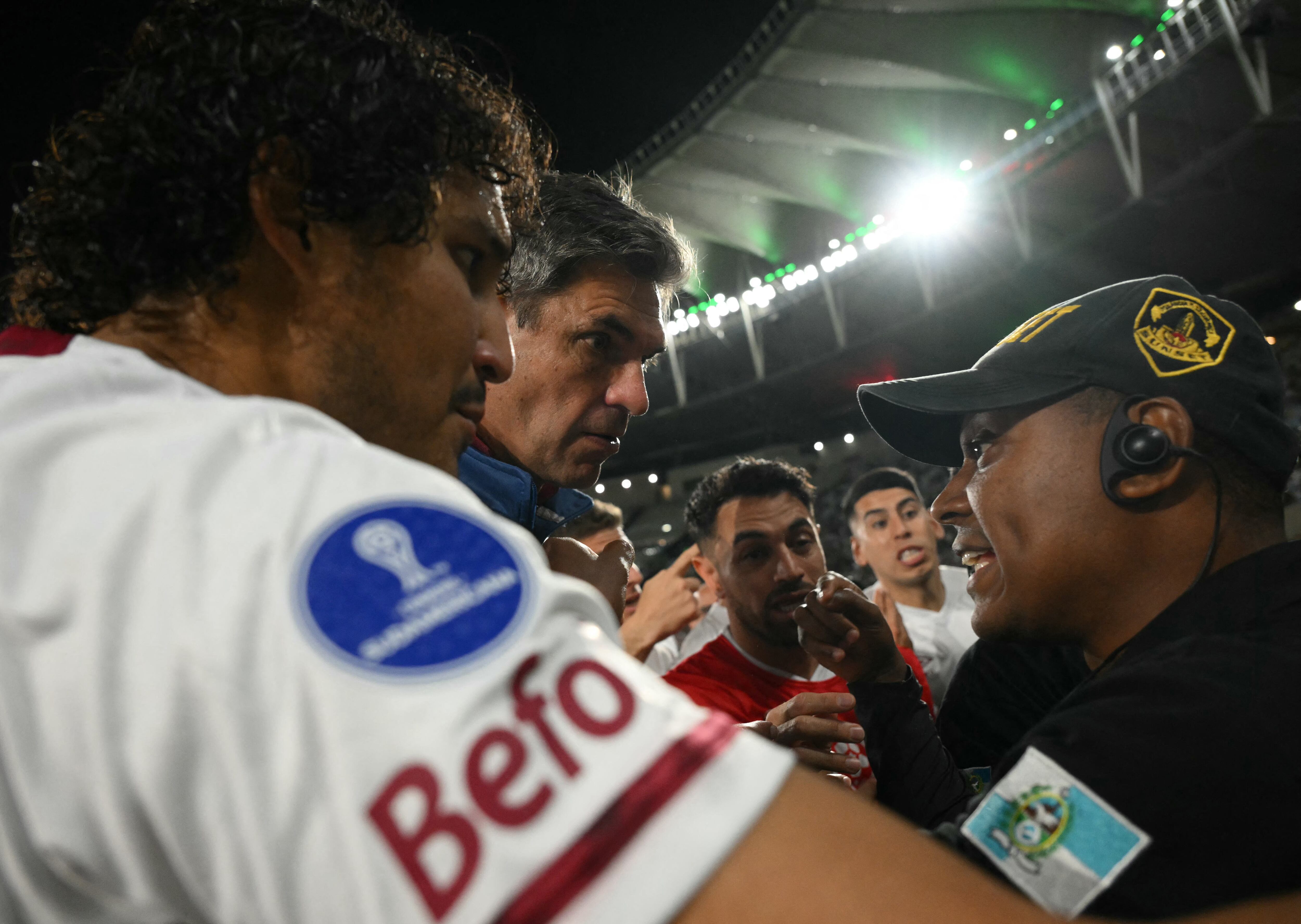 El entrenador de Lanús, Mauricio Pellegrino, habla con un oficial de seguridad mientras se producen enfrentamientos entre agentes de policía brasileños y fanáticos de Lanús (Foto de Mauro PIMENTEL / AFP)