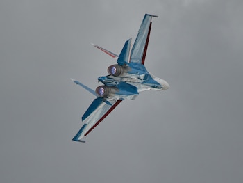 Un caza Su-34 volando hacia