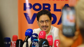 Los candidatos votan en la segunda vuelta de las presidenciales colombianas