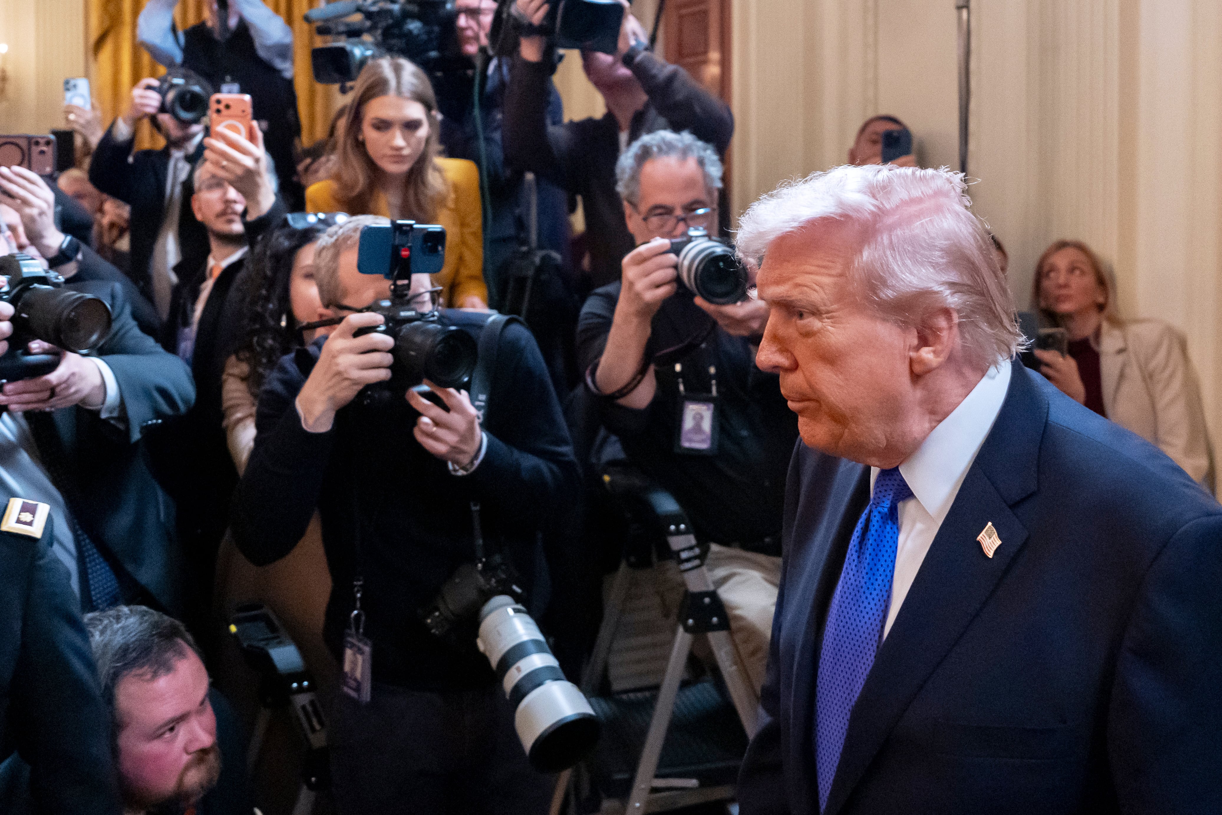 El presidente Donald Trump llega para una ceremonia de la Medalla de Honor en el Salón Este de la Casa Blanca, el lunes 2 de marzo de 2026, en Washington (AP/Alex Brandon)