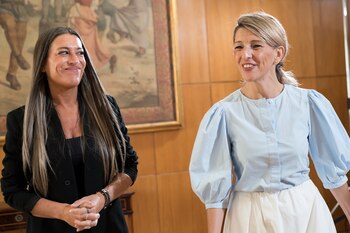 La vicepresidenta segunda y ministra de Trabajo y Economía Social, Yolanda Díaz (d), y la portavoz de Junts en el Congreso de los Diputados, Miriam Nogueras (i)
(Diego Radamés / Europa Press)