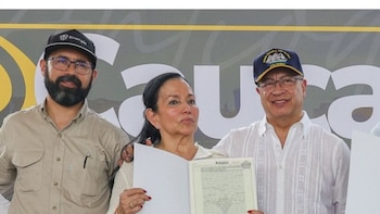 Sigue polémica por mina de oro ilegal que opera en terrenos de un batallón militar en Antioquia: el presidente Petro en persona entregó el título de explotación